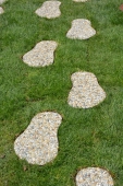 vymývané nášlapy jetty v trávě