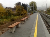 lavičky Nely na železniční stanici v Koutech nad Desnou