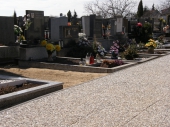 vymývaná dlažba použitá na hřbitově