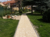 zahradní chodníček z vymývané dlažby v povrchu IPALA žlutá