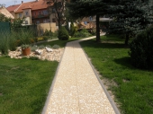 zahradní chodníček z vymývané dlažby v povrchu IPALA žlutá