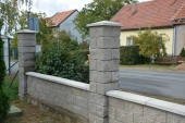 štípané oplocení zakončené sedlovou stříškou a jehlanem v hladkém betonu