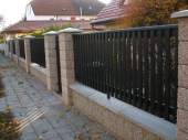 oplocení z vymývaného betonu ukončené hladkou sedlovou stříškou