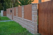 oplocení zakryté plochou vymývanou stříškou v povrchu Long
