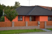 oplocení zakryté plochou vymývanou stříškou v povrchu Long