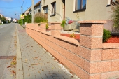 oplocení z vymývaného betonu v povrchu Oranž zakryté plochou stříškou