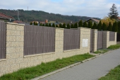 vymývané oplocení v povrchu oblázek zakryté plochou stříškou