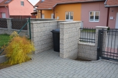 vyzděné oplocení u rodinného domu z vymývaného  betonu s plochou stříškou
