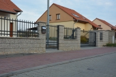 vymývané oplocení zakryté plochou stříškou