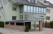 zídka zastřešená plochou stříškou ve vymývaném povrchu Long