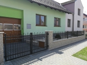 oplocení zastřešené plochou stříškou ve vymývaném povrchu oblázek