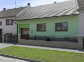 oplocení zastřešené plochou stříškou ve vymývaném povrchu oblázek