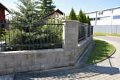 štípané oplocení zastřešené plochou stříškou ve vymývaném povrchu oblázek