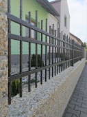 oplocení zastřešené plochou stříškou ve vymývaném povrchu oblázek