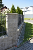 štípané oplocení zastřešené plochou stříškou ve vymývaném povrchu oblázek