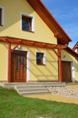 vstupní schodiště obložené vymývanými obkladovými prvky