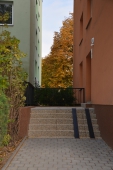 schodiště obložené obkladovými prvky ve vymývaném oblázku