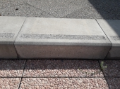 schodišťový blok v hladkém betonu s protiskluznou drážkou