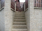schodiště z vymývaného oblázku