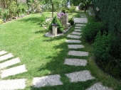 dlaždice vytvářející estetické chodníčky po celé zahradě