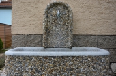 betonová zahradní zahradní kašna v povrchu oblázek