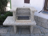 betonový zahradní gril ve vymývaném povrchu