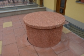 betonový poklop na studnu ve vymývaném povrchu Oranž červená