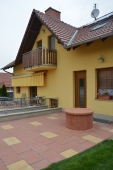 betonový poklop na studnu ve vymývaném povrchu Oranž červená