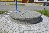 betonový poklop na studnu ve vymývaném povrchu s otvorem na pumpu