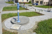 betonový poklop na studnu ve vymývaném povrchu s otvorem na pumpu