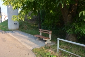 odpočinek na betonové lavičce Gita z vymývaného oblázku