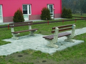 odpočinek na betonové lavičce Gita z vymývaného oblázku