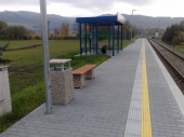 lavička Nela u vlakové stanice