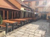 sestavy betonových laviček LADA a stolů RADAn v povrchu vymývaná Čita černá
