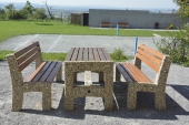 sestava betonových laviček a stolu Radan ve vymývaném povrchu