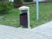 betonový odpadkový koš s podstavcem a komaxitovou nádobou