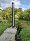 bazénová betonová sprchová vanička ve vymývaném povrchu oblázek