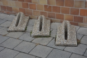 betonový stojan na kolo ve vymývaném povrchu oblázek