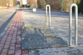 betonový stojan na kolo ve vymývaném povrchu Nero
