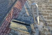 betonový stojan na kolo ve vymývaném povrchu Nero