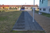 betonový stojan na kolo ve vymývaném povrchu Nero