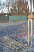 betonový stojan na kolo ve vymývaném povrchu Nero