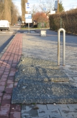 betonový stojan na kolo ve vymývaném povrchu Nero