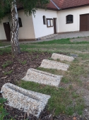 betonový stojan na kolo ve vymývaném povrchu oblázek