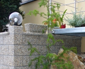 betonové osvětlení ve vymývaném povrchu zabudované v zídce