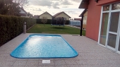 betonové osvětlení u bazénu ve vymývaném povrchu