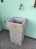 ččást betonového zahradního umyvadla v povrchu oblázek