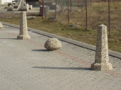 betonové zábrany ve vymývaném povrchu oblázek