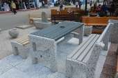 sestava stolu a laviček ve vymývaném betonu