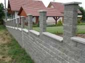 oplocení z betonové štípané tvárnice ukončené stříškou